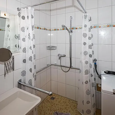 Dallacker 4, 6 Apartman *